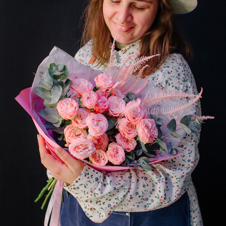 33. Утонченный букет из кустовой розы