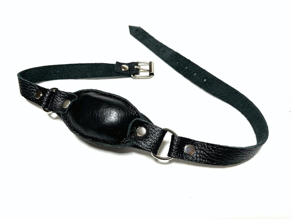 Черный кожаный кляп на ремешках с пряжкой (Цвет: черный)