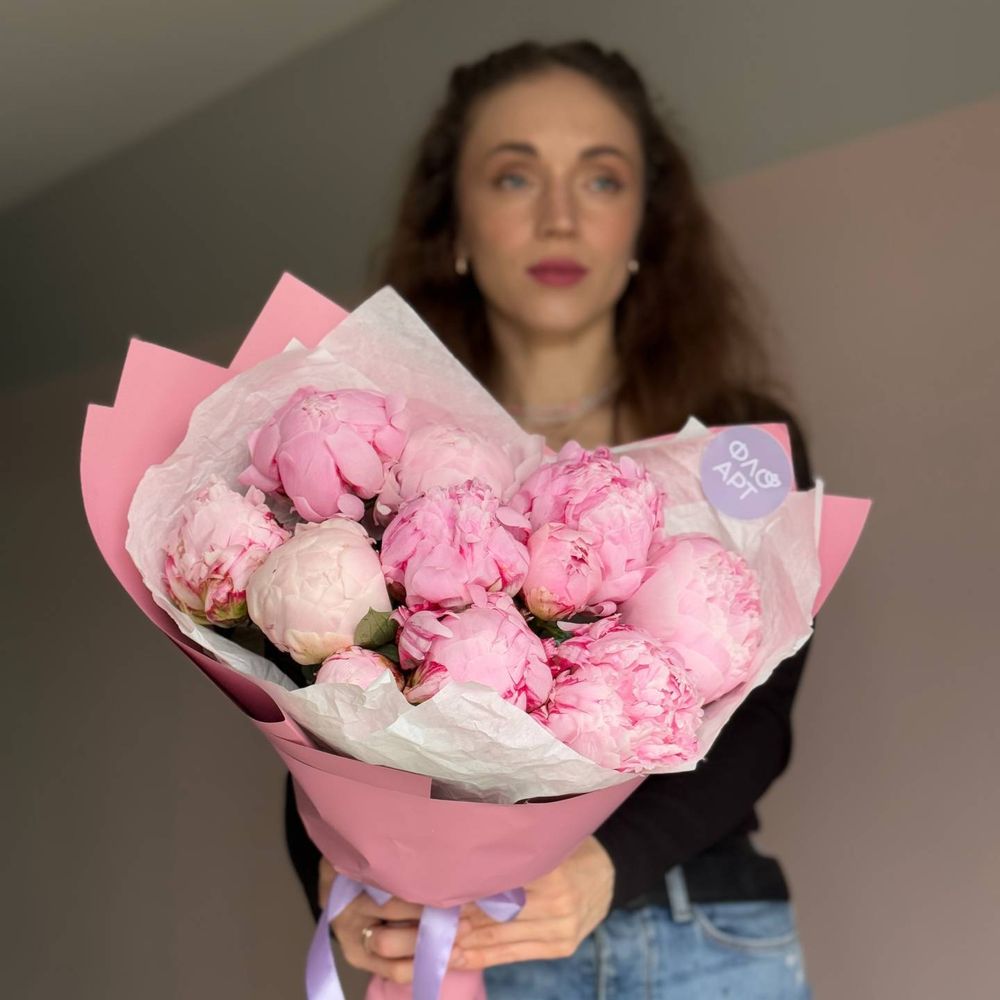 Роскошный букет из 11 розовых пионов «Сара Бернар» – фото букета, с доставкой по городу Южно-Сахалинску в магазине цветов FloArt 