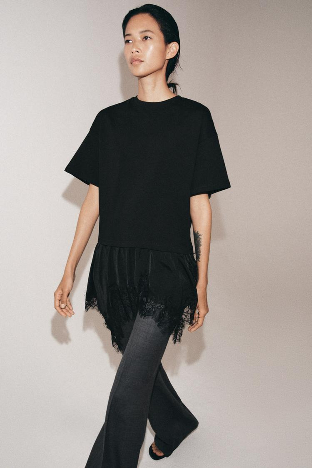 ZARA ФУТБОЛКА С КРУЖЕВНОЙ ОТДЕЛКОЙ, ЧЕРНЫЙ