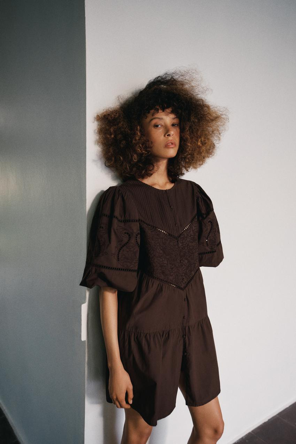 ZARA МИНИ-ПЛАТЬЕ ИЗ ПОПЛИНА С ВЫШИВКОЙ, КОРИЧНЕВЫЙ