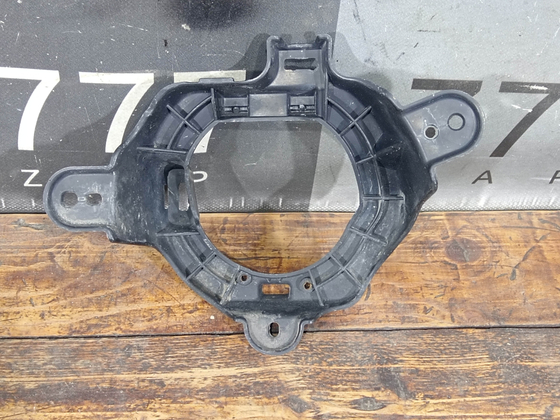 Кронштейн ПТФ передний правый Toyota Land Cruiser 200 15-21 Б/У Оригинал 8148160080