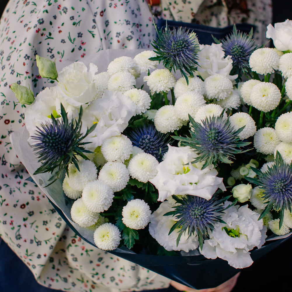 10. Стойкий необычный букет с эрингиумом