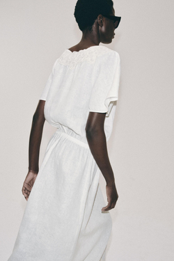 ZARA ЛЬНЯНОЕ ПЛАТЬЕ МИДИ С ВЯЗАНЫМИ ЭЛЕМЕНТАМИ — ZW COLLECTION, СВЕТЛО-БЕЖЕВЫЙ