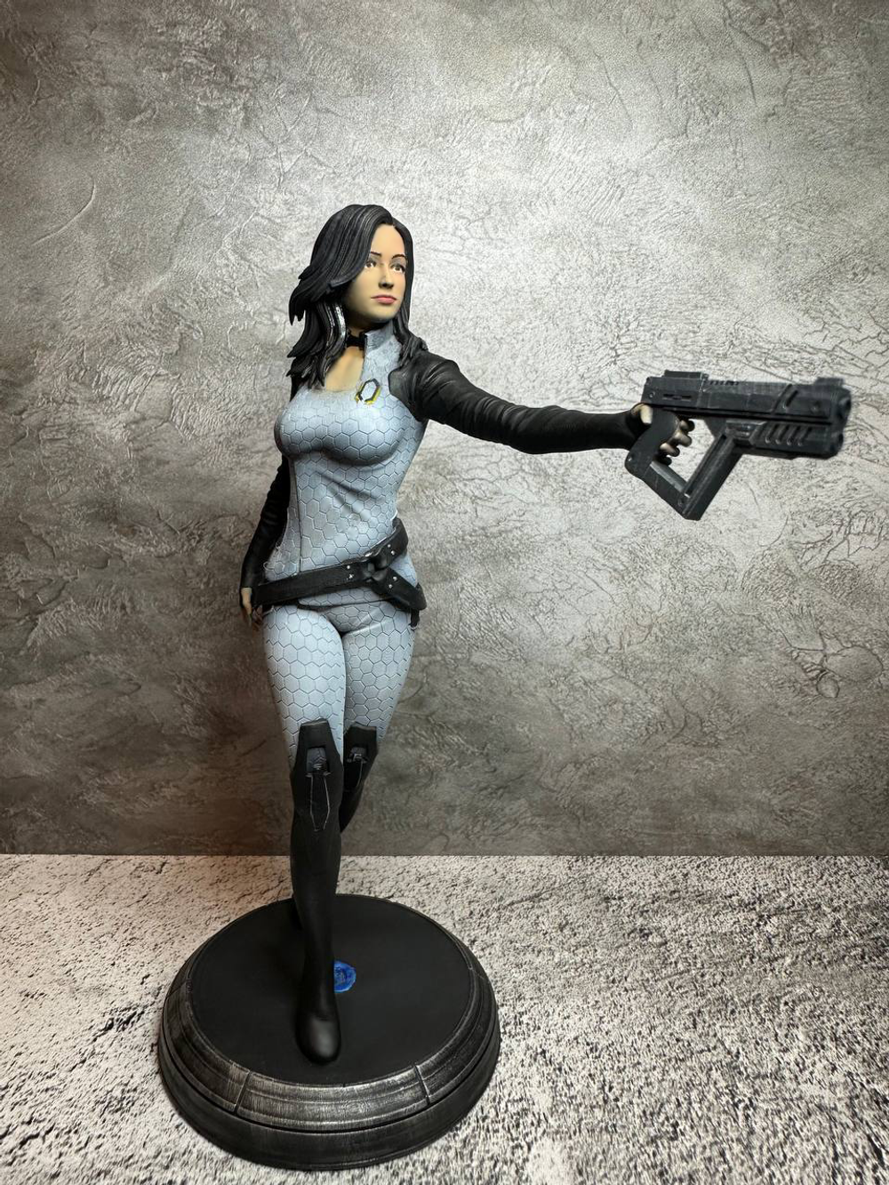 Miranda Mass Effect Миранда Масс эффект фигурка (окрашена)