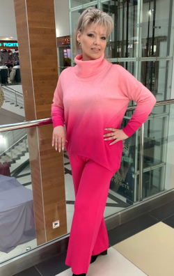 Тонкий свитер с переходом цвета в пудрово-розовом цвете