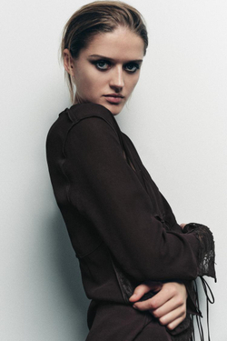 ZARA РУБАШКА ИЗ ЖОРЖЕТА, КРУЖЕВА И ЗАВЯЗОК, ТЕМНО-КОРИЧНЕВЫЙ