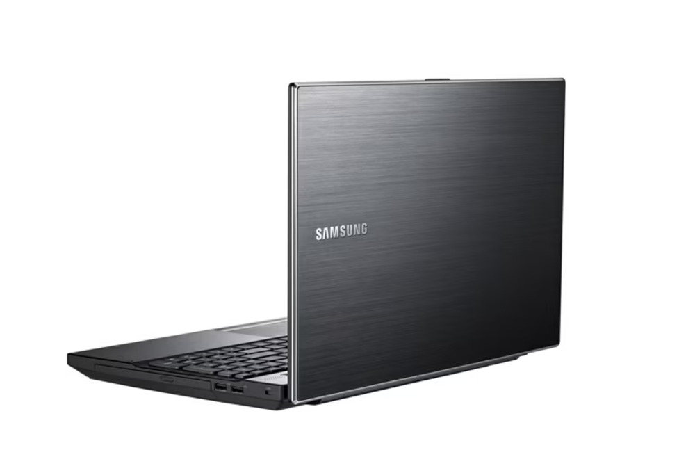 15.6` Уценённый ноутбук Samsung np305v5a (1366x768, AMD A8-3530MX, RAM 6ГБ, SSD 128ГБ, AMD Radeon HD 6470M, Win 10Pro)