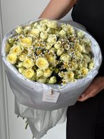 Букет из кустовой розы в желтом оттенке и ромашки