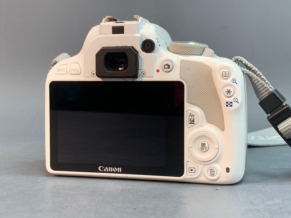 Canon 100D Kit 18-55mm 3.5-5.6 IS STM, 6000 кадров.