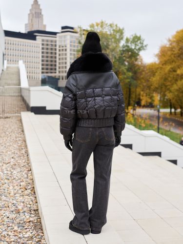 Комбинированный черный пуховик с мехом