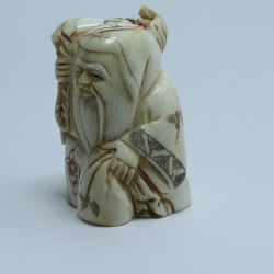 Нэцкэ Фукурокудзю с мешком риса и карпом на плече