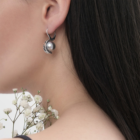 "Фрамо" серьги в серебряном покрытии из коллекции "Жемчужная" от Jenavi с английским замком