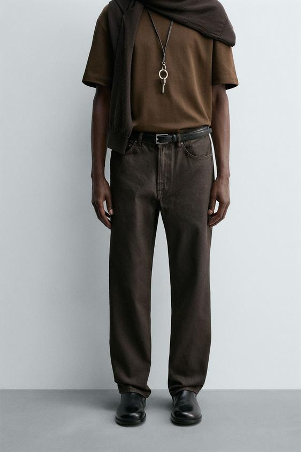 ZARA ДЖИНСЫ ПРЯМОГО КРОЯ С ВОЩЕНЫМ ПОКРЫТИЕМ, ШОКОЛАДНЫЙ