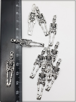 Подвески для рукоделия "Скелеты" серебристые.