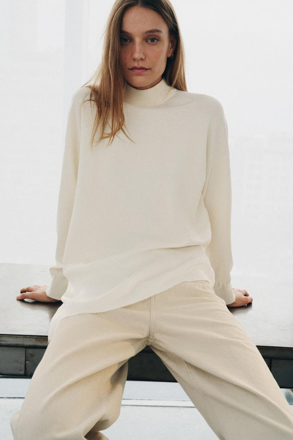 ZARA АСИММЕТРИЧНЫЙ СВИТЕР ИЗ КОМБИНИРОВАННОГО ТРИКОТАЖА, БЕЛЫЙ