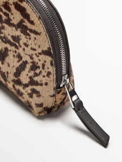 Massimo Dutti Несессер из кожи с меховым принтом, экрю