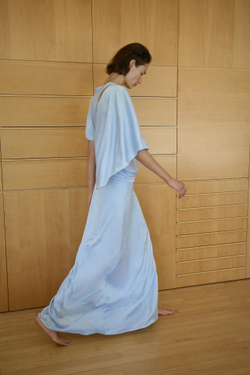 ZARA АТЛАСНОЕ ПЛАТЬЕ АСИММЕТРИЧНОГО КРОЯ С НАКИДКОЙ, ГОЛУБОЙ