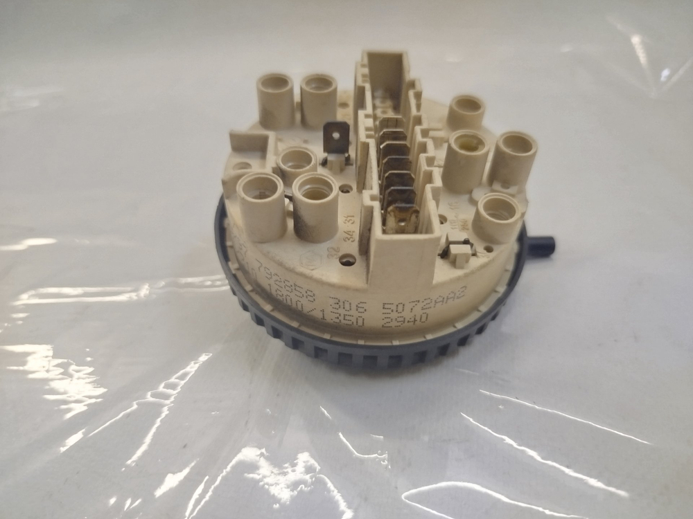 501 Датчик уровня воды (Прессостат) для стиральной машины Bosch/Siemens 6 контактов 460/310 1800/1350 2940 б/у