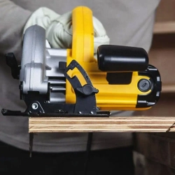 Дисковая ручная пила DeWalt DWE560K