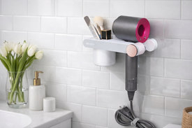 Фен всегда под рукой: настенный держатель с органайзером для аксессуаров