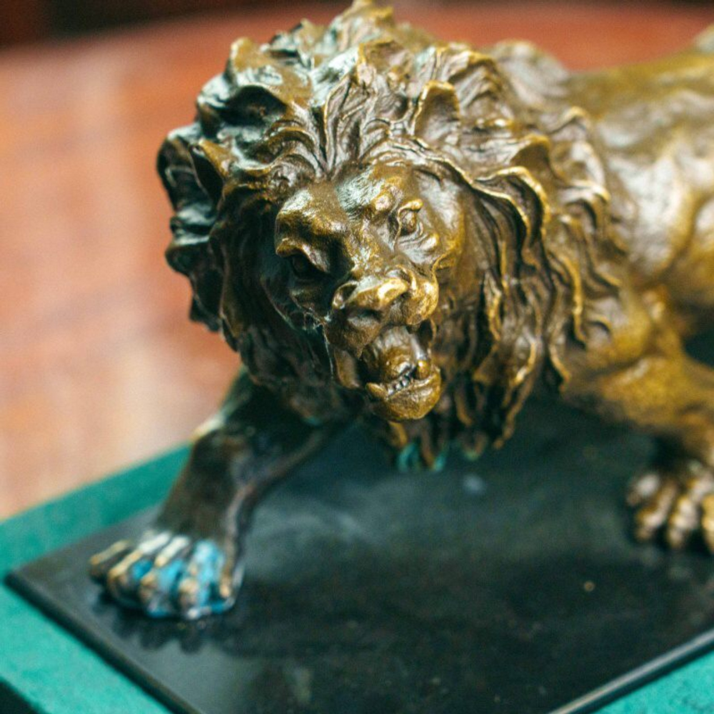 Кабинетная скульптура «Ревущий лев»