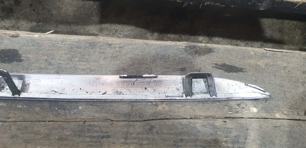 Молдинг решетки радиатора Mercedes C (W205) 14-18 Б/У Оригинал A2058880173