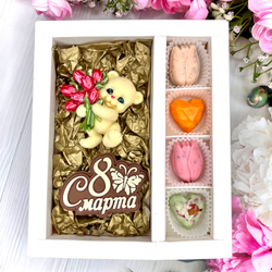 Шоколадный набор "С 8 марта. Мишка с тюльпанами": шоколадка-надпись и 4 конфеты ручной работы