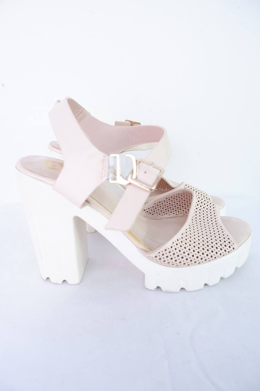 Босоножки на массивном каблуке и платформе 36 размер