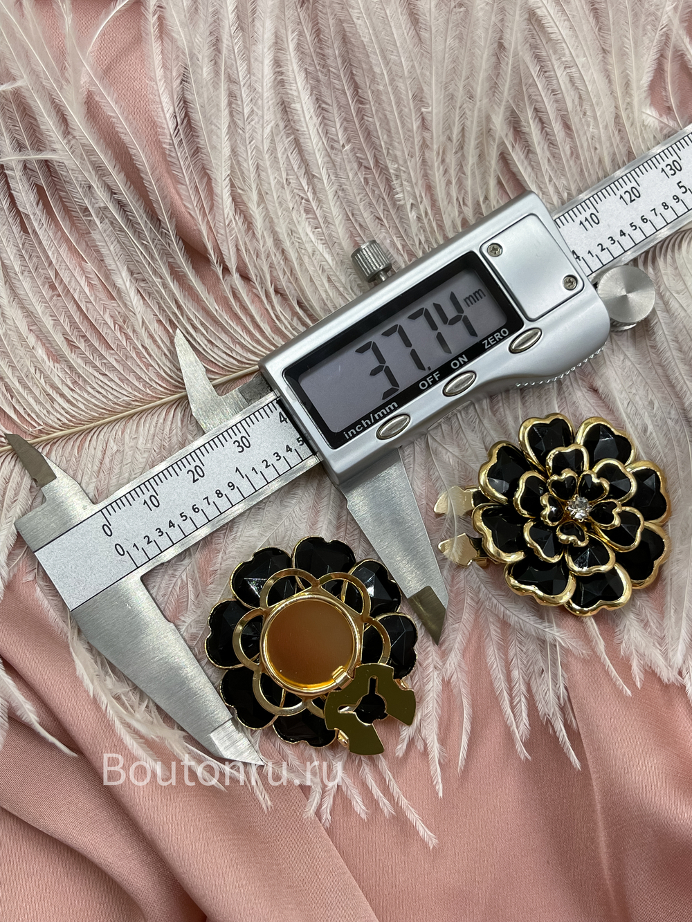 Накладка на пуговицу в форме цветка золотистая с черными стразами 3 ряда (клипсы)