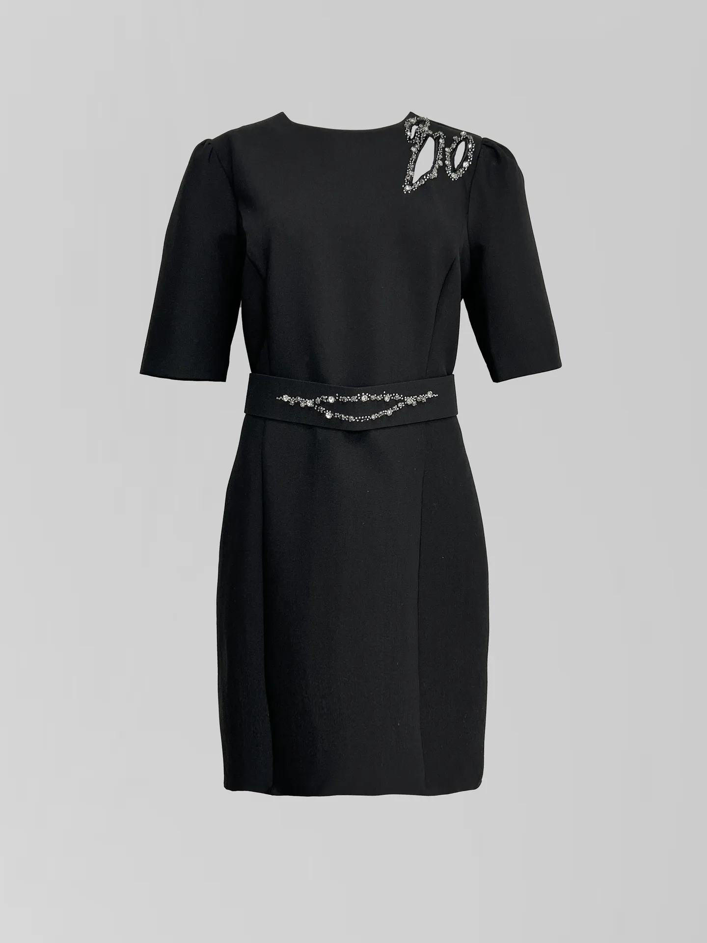 Платье Perle donna 9339 однотонное с вырезами и стразами на груди и поясом в комплекте