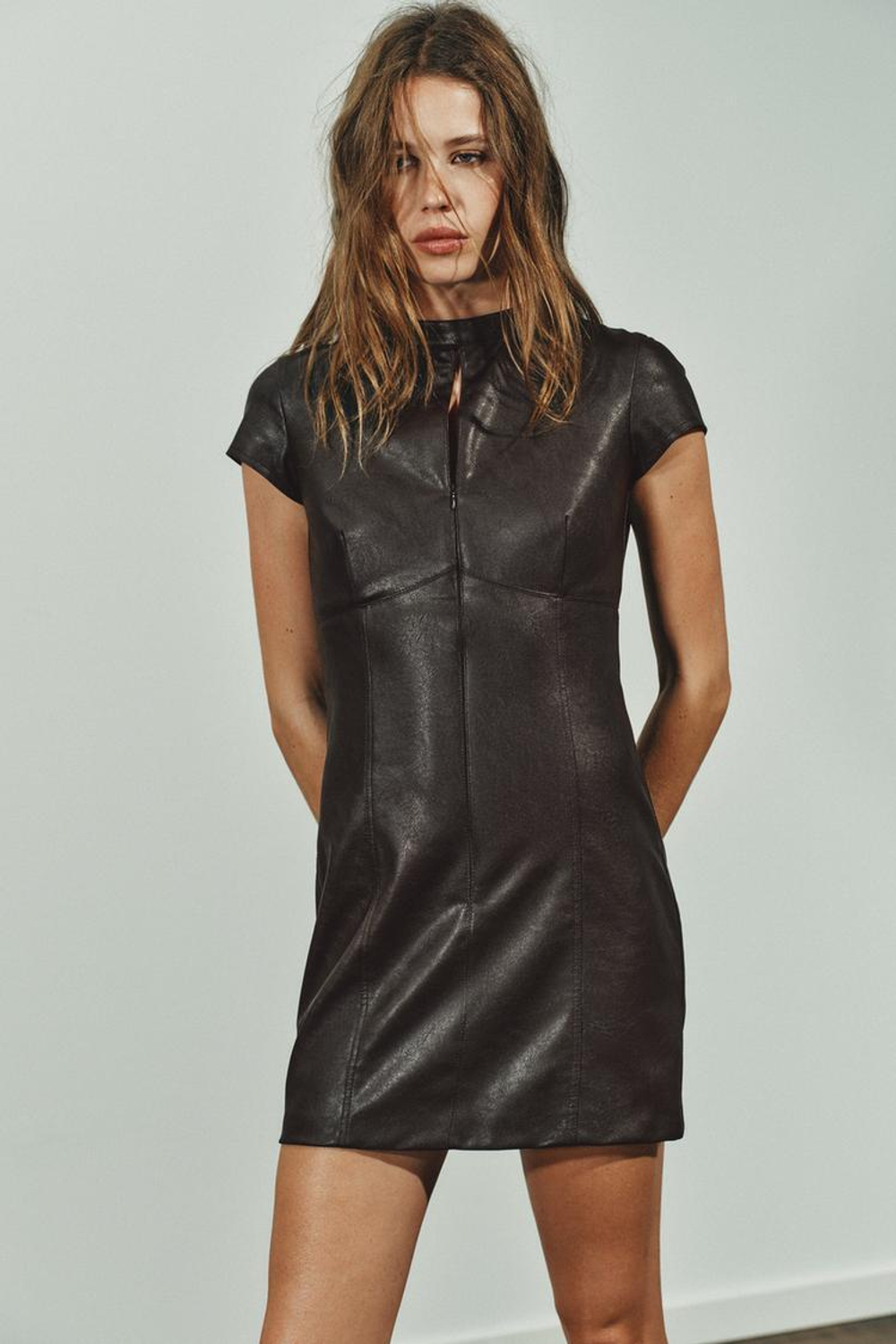 ZARA МИНИ-ПЛАТЬЕ ИЗ ИСКУССТВЕННОЙ КОЖИ, ТЕМНО-КОРИЧНЕВЫЙ