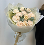 Букет из светлых диантусов и эвкалипта