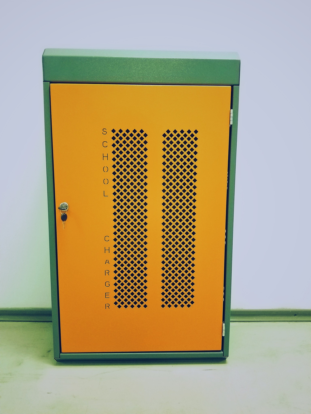 Навесной шкаф с USB выходами для зарядки 32 планшетов