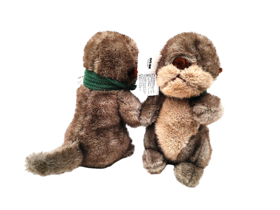 Мягкая игрушка Выдра сидячая с шарфом 25см