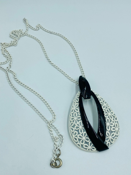 Кулон с белой и черной эмалью и цветами