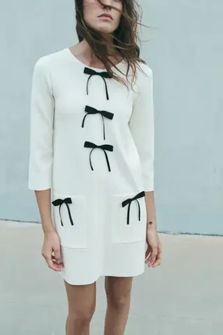 ZARA КОРОТКОЕ ТРИКОТАЖНОЕ ПЛАТЬЕ С БАНТАМИ, БЕЛЫЙ