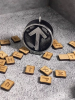 Свеча "Руна Тейваз"