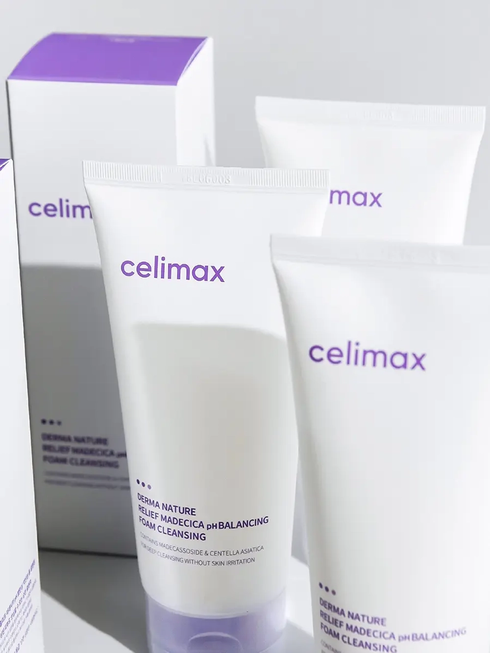 Celimax Слабокислотная очищающая пенка с центеллой азиатской Derma Nature Relief Madecica pH Balancing Foam 150 мл