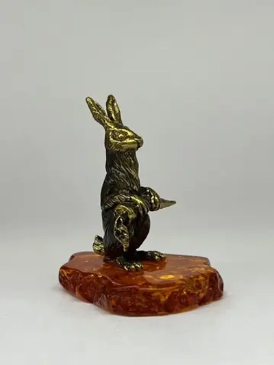 Бронзовая статуэтка на янтаре