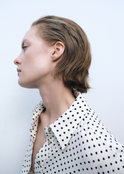 Платье в горошек с поясом