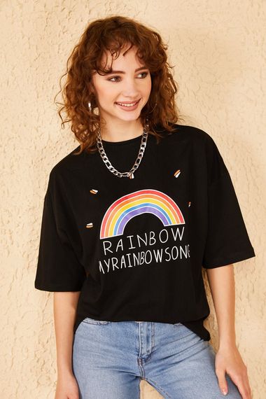 Qadın üçün geniş ölçülü qara  t-shirt Rainbow 10501027