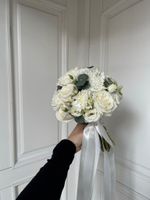 Свадебный букет из одноголовых роз, диантусов, лизиантуса и эвкалипта