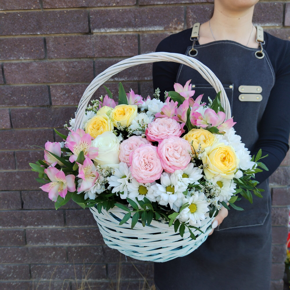 Композиция букет из роз, альстромерий, хризантем  в плетеной корзине.