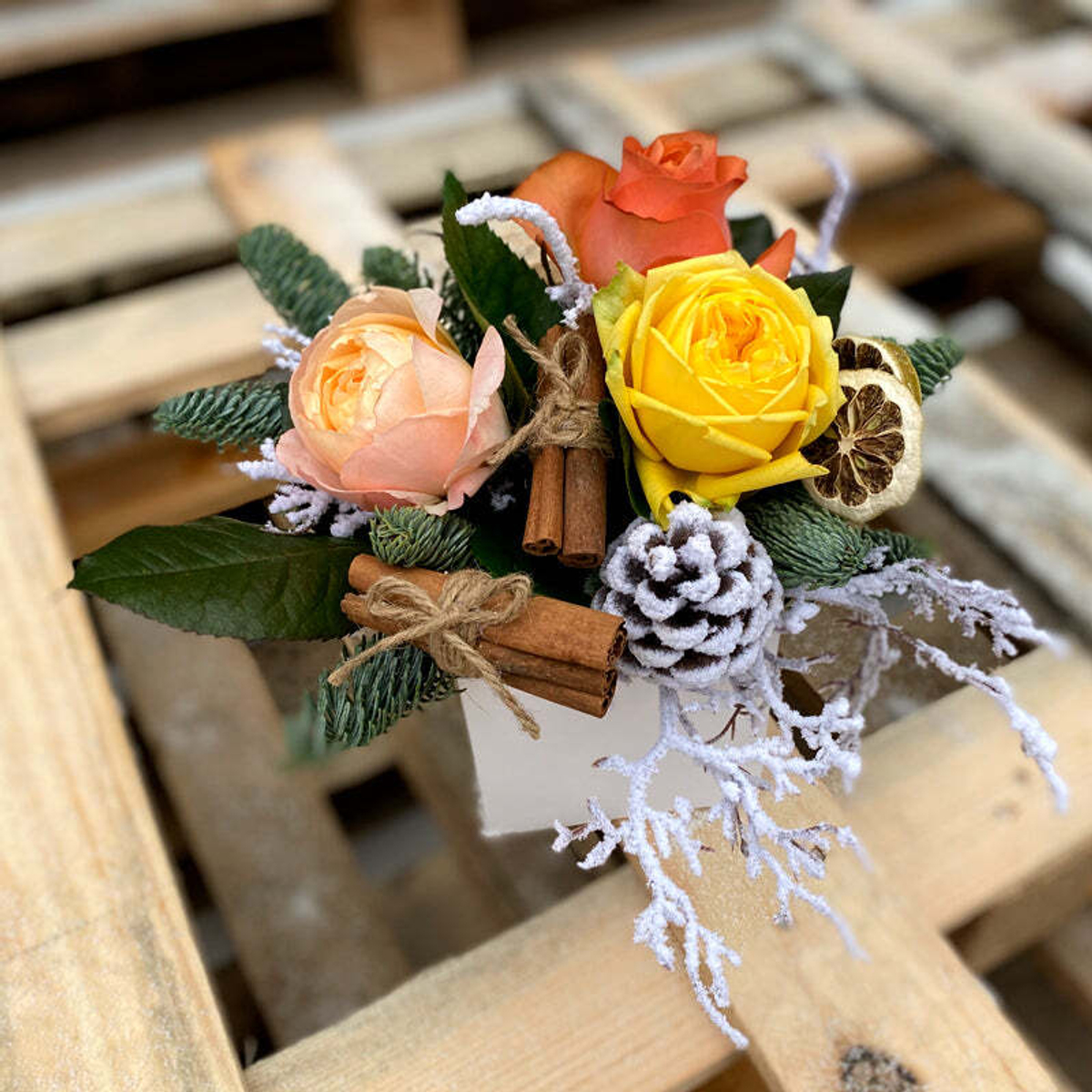 roseBox ❄ Мандариновый микс — новогодняя композиция интерьерных роз