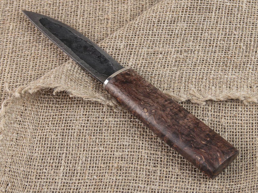 Шкуросъемный нож "Якут" с кованым долом, дамасская сталь, рукоять стабилизированная карельская береза