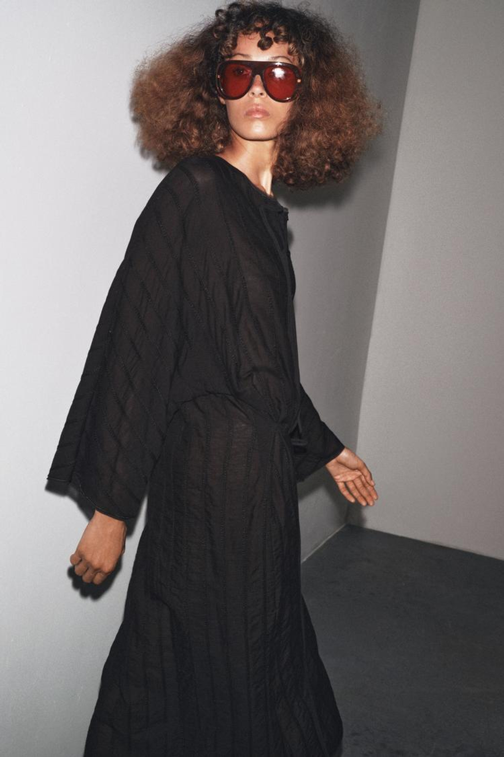 ZARA ПЛАТЬЕ МИДИ С ДЕКОРАТИВНЫМИ ПУГОВИЦАМИ — ZW COLLECTION, ЧЕРНЫЙ