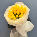 Букет свежих желтых тюльпанов