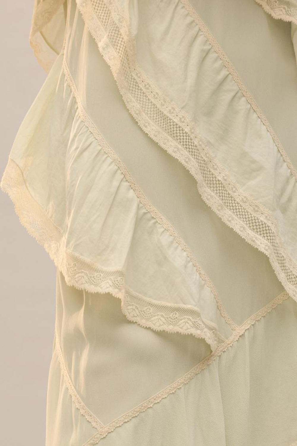 ZARA ПЛАТЬЕ С КРУЖЕВОМ И ОБОРКАМИ - LIMITED EDITION, СВЕТЛО-ЗЕЛЕНЫЙ