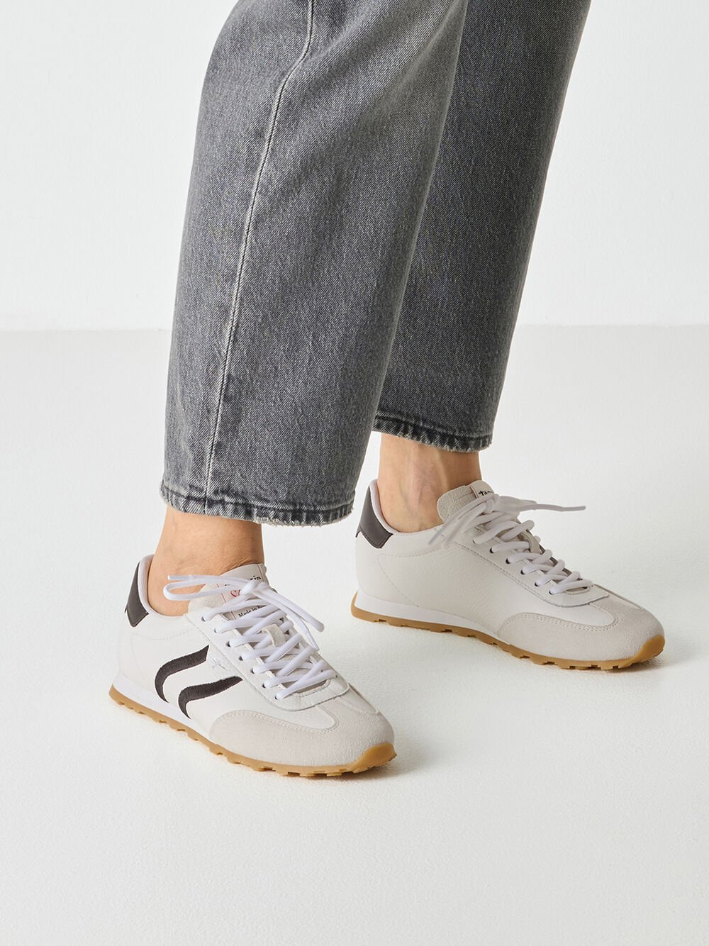 Кроссовки белого цвета Tamaris